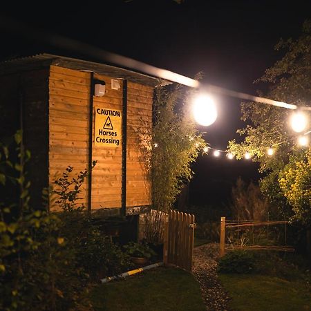 فندق The Horrrsebox Tinyhouse Glamping Garadice المظهر الخارجي الصورة