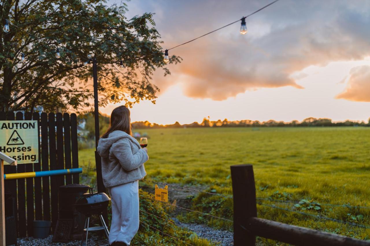 فندق The Horrrsebox Tinyhouse Glamping Garadice المظهر الخارجي الصورة