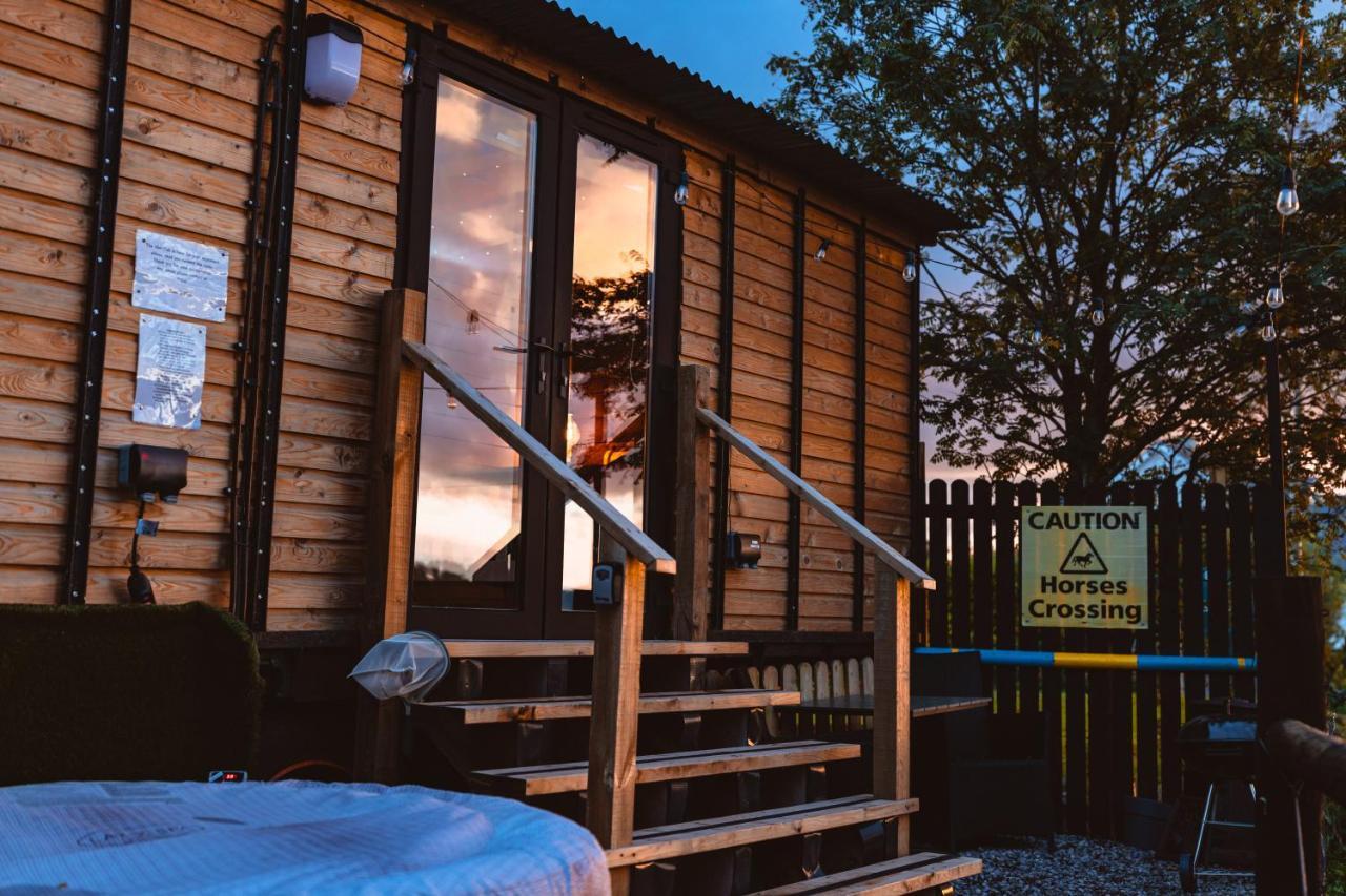 فندق The Horrrsebox Tinyhouse Glamping Garadice المظهر الخارجي الصورة